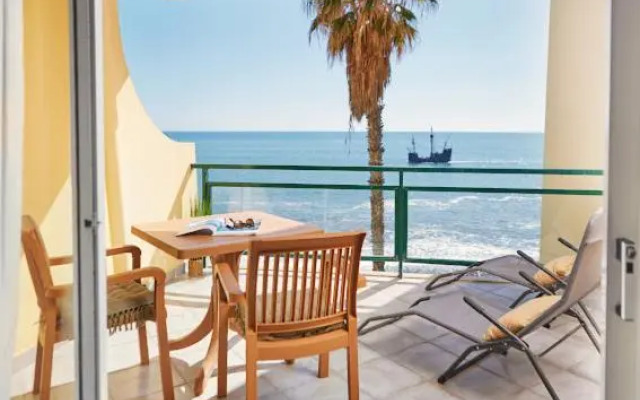 Lovely apartment with pool and sea view