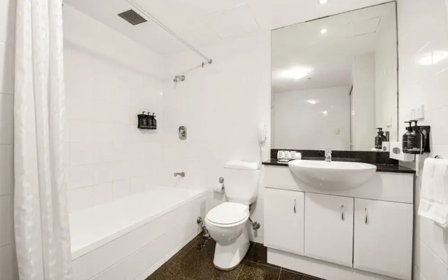 Contemporary 1-bed First Floor Unit With Pool