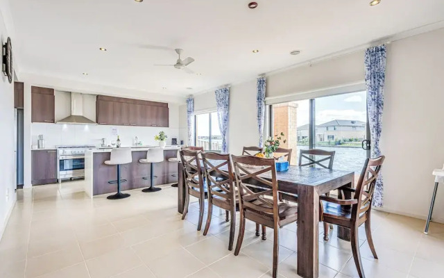 StayAU 5BR Lakefront Escape Point Cook