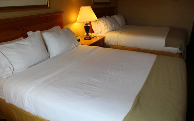 Holiday Inn Express Hotel & Suites Warrenton by IHG