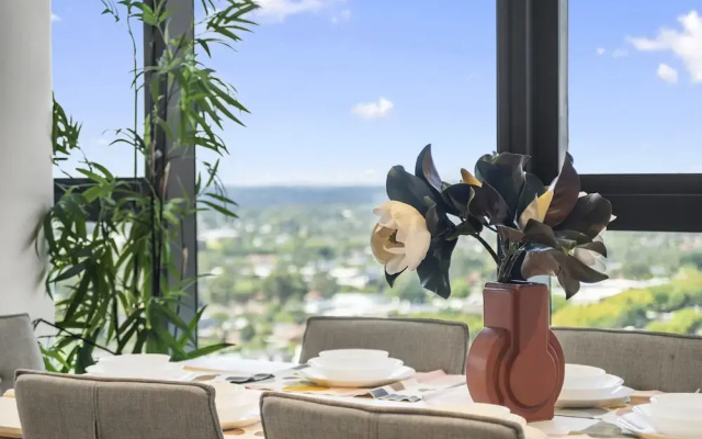 High-rise 3-bed Apartment With Premium Amenities