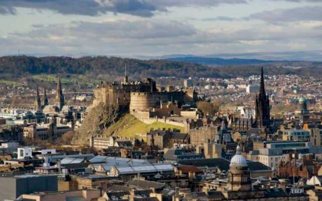 3 Bedroom Flat Near Leith