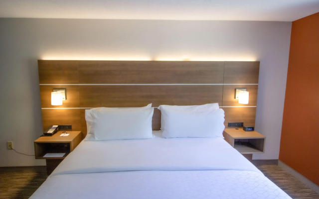 Holiday Inn Express & Suites Lincoln East - White Mountains by IHG