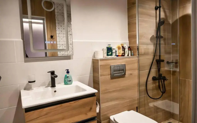 Very Spacious & Modern 2Bed near Airport & Centre