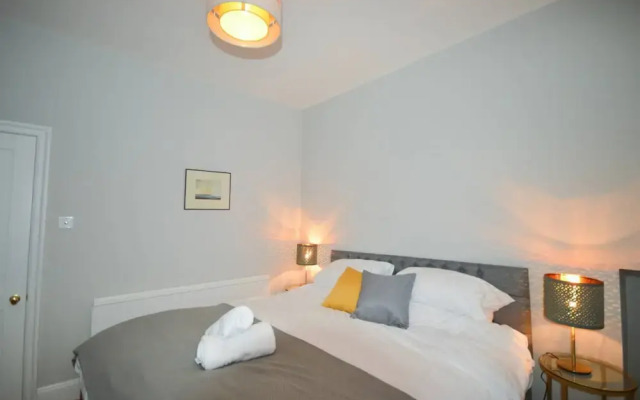 Stylish 3 Bedroom Maisonette Near City Centre