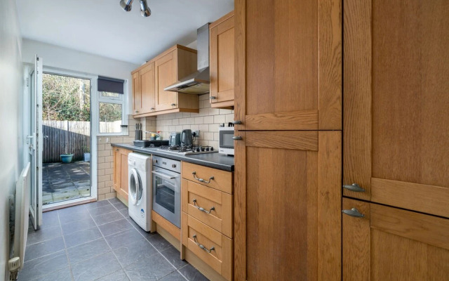 Crawley Pet Friendly 1-Bedroom Apartment