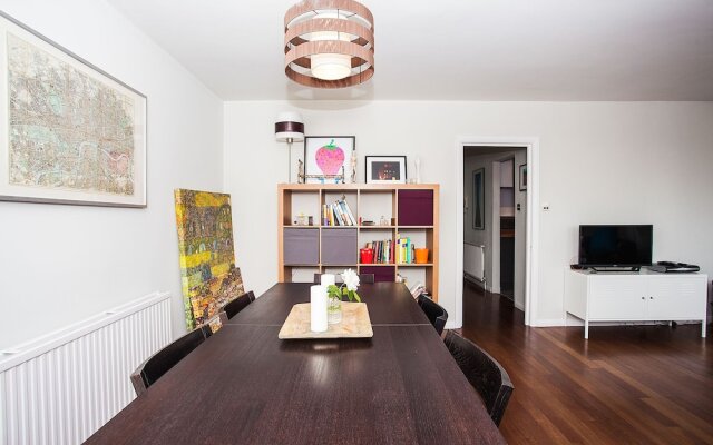 Spacious Top-Floor Flat With Stunning Roof Terrace