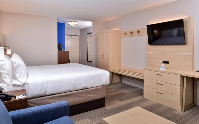 Holiday Inn Express & Suites Cincinnati - Mason by IHG