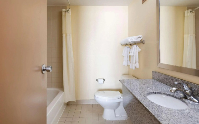 Clarion Hotel Detroit Metro Airport