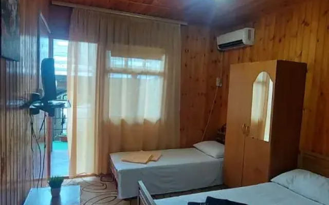 Солнечный пляж