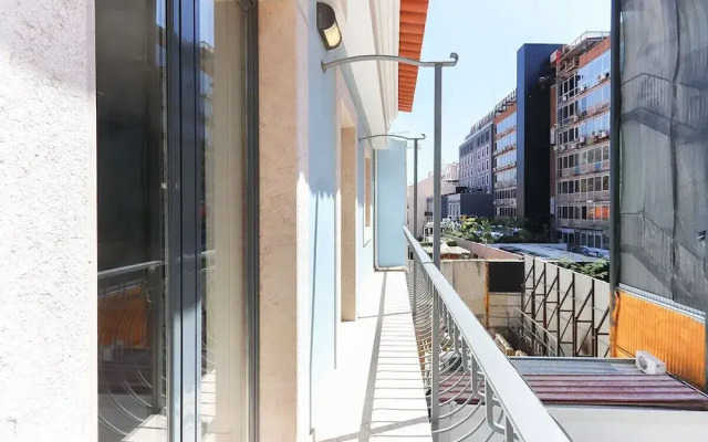 JOIVY Bright and spacious 2BR Apt w/ terrace, 5 mins from Avenida da Liberdad