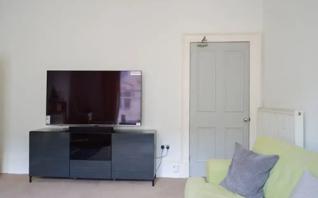 Spacious 3 Bedroom Flat in Marchmont
