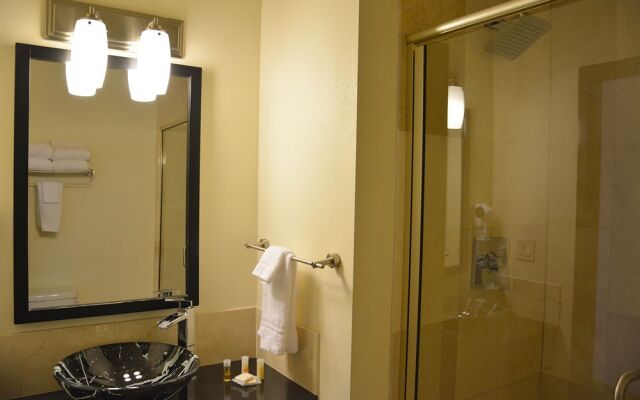 Days Inn & Suites Milwaukee