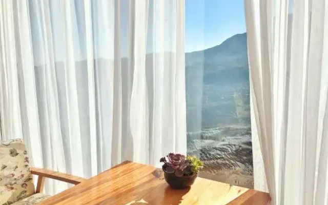 A place to watch the sunrise over the sea of clouds and terraces