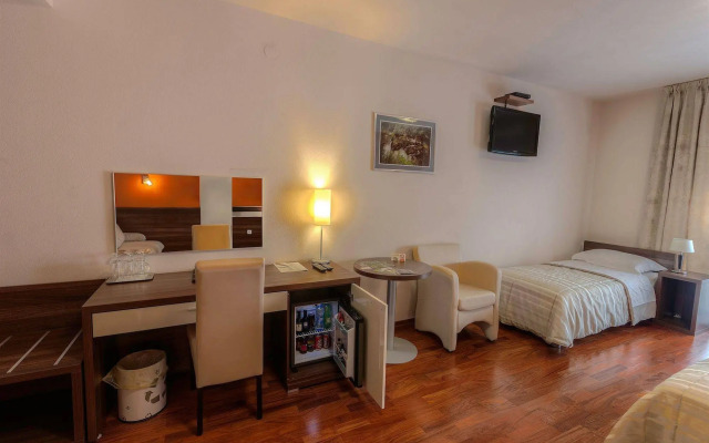 Hotel Degenija