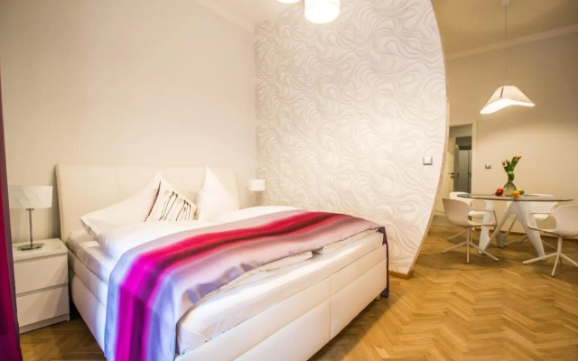 Bourgeois Apartment in Cultural Heritage Building by Ruterra