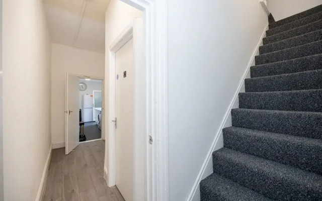 Charming 4-bed Guest House in Salford