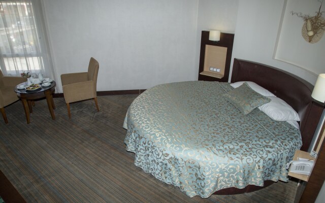 Mom Hotel
