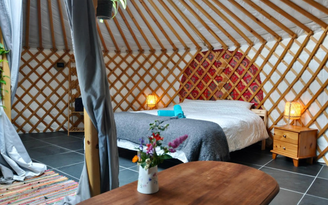 Luxurious underfloor heated Yurt with Hot tub