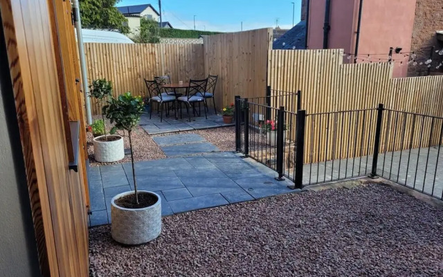 Forest Cedar Lodge, Cinderford, Sleeps 4