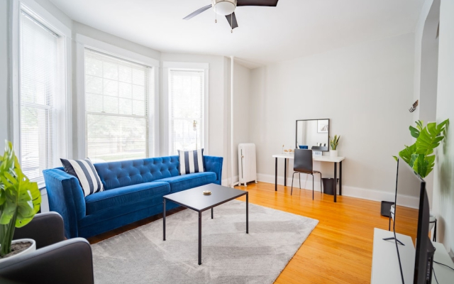 2BR Apt in Lively Ngbrhood Wrigley Field