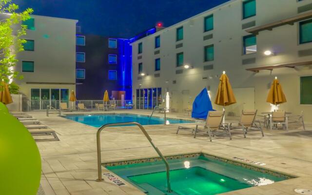 Holiday Inn Express & Suites Miami Airport East by IHG