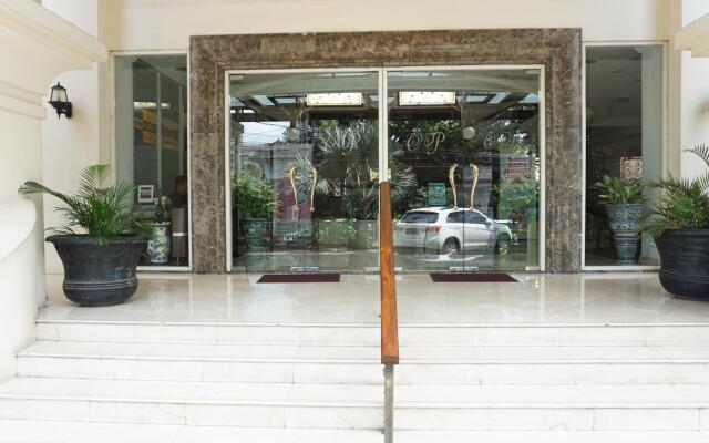 Roosseno Plaza