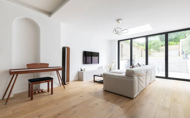 Priory Road III by Onefinestay