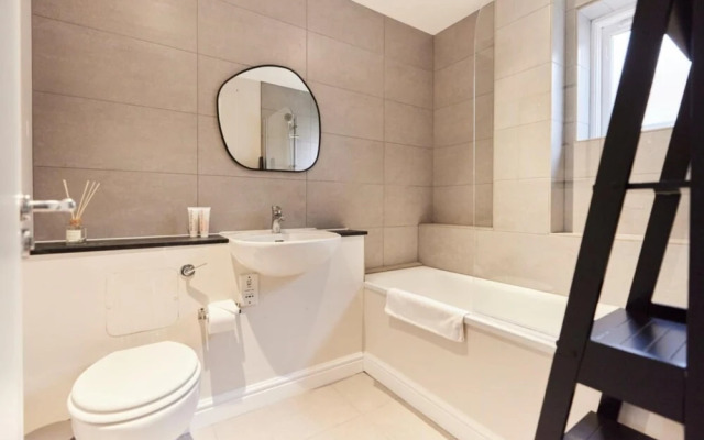 The Sussex Way Studio - Pleasing 1bdr Flat With Balcony
