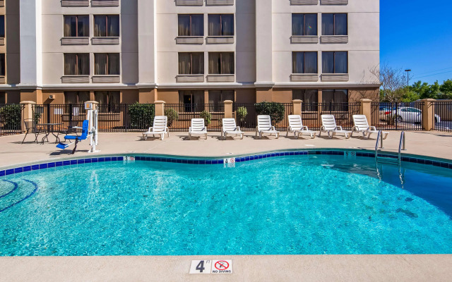 Clarion Pointe Jacksonville near Camp Lejeune