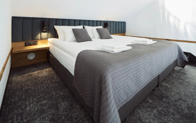 New Port Hotel