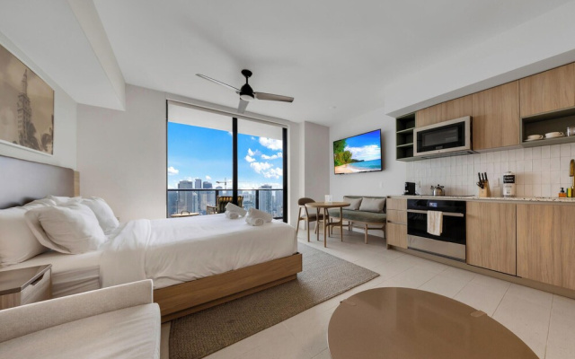 46th-Floor High-Rise Studio - Pool & Gym