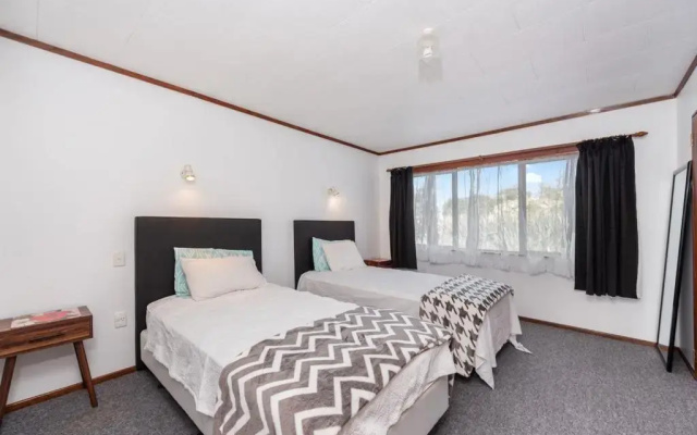 Courtside Quarters - Waihi Beach Holiday Home