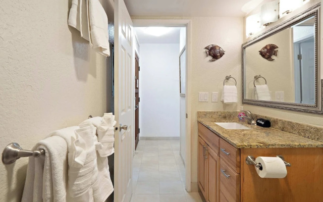 Kona Reef F2 Charming Oceanfront Condo for 4!