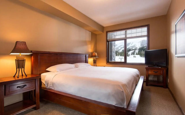 Glacier Mountaineer Lodge