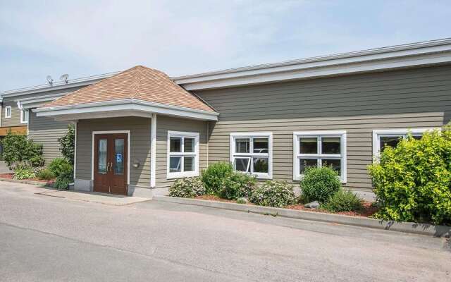 Econo Lodge Inn & Suites