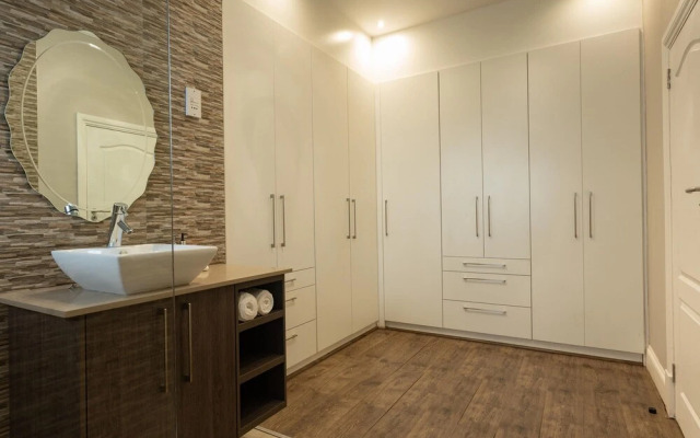 Upmarket 4 bed Chisipite House 2193