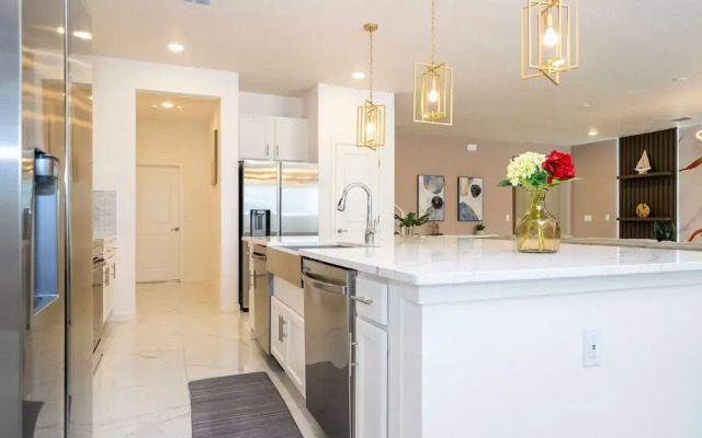 Stunning 15 Suites Close to Disney