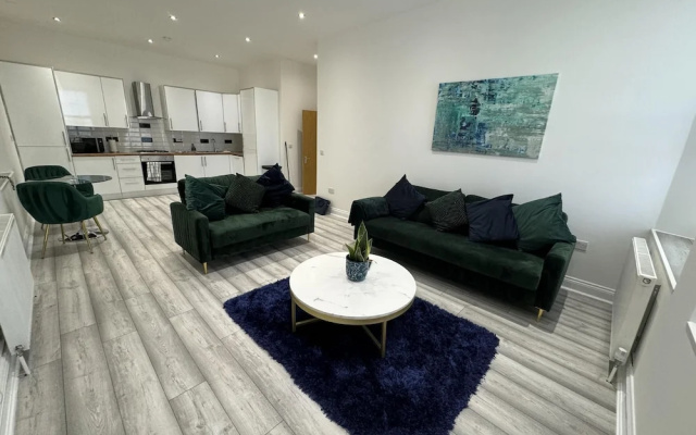 Gorgeous Spacious Apartment With Sea View