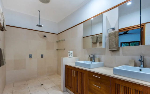 The Boathouse - Luxury Holiday Home with Jacuzzi