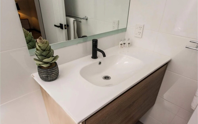 Modern 1 Bedroom Apartment Near the River and the City