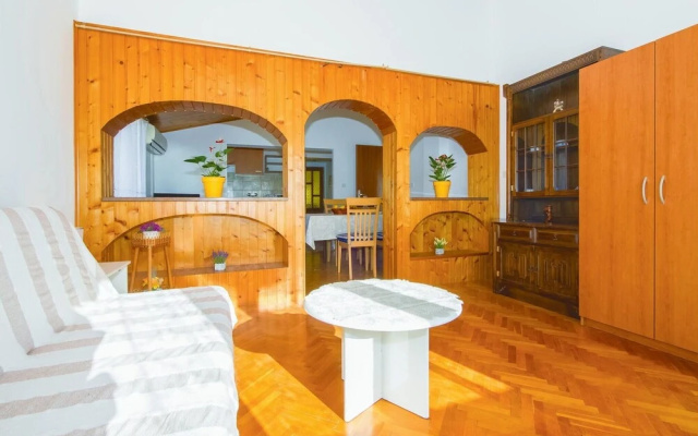 Amazing Apartment in Podstrana With 3 Bedrooms and Wifi