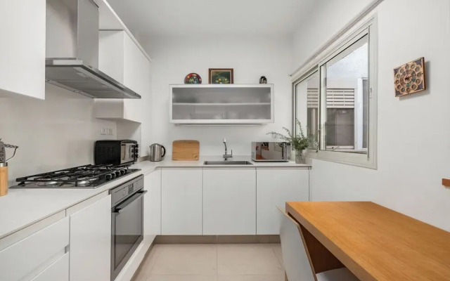 Chic Bright Urban Escape by Sea N' Rent
