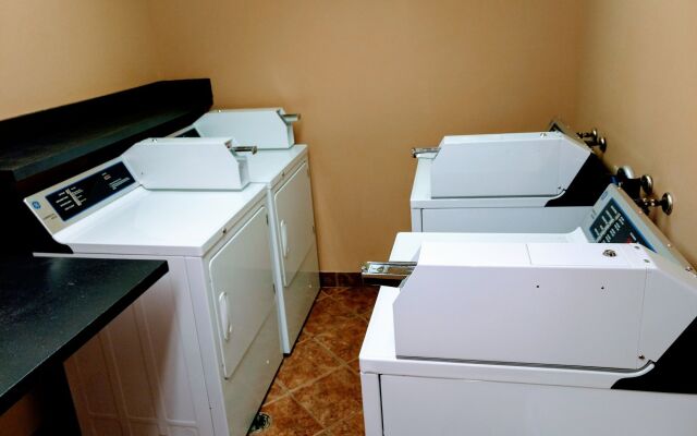 Super 8 By Wyndham High Level Ab