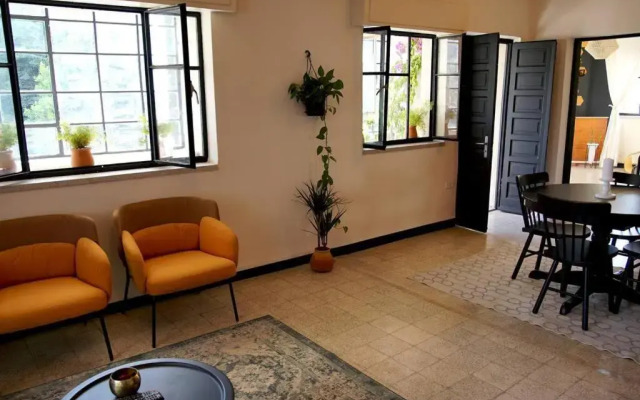 Inspiring 3Bed Unit with Sunny Balcony & Fireplace