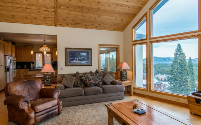 Charming Tahoe Donner Chalet by RedAwning