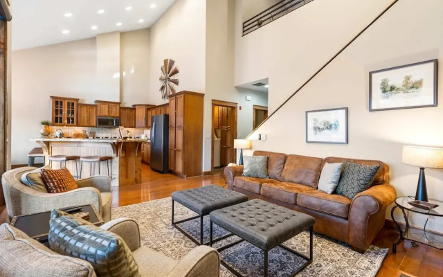 Penthouse 7 on Taneycomo - Chic Waterfront Condo!