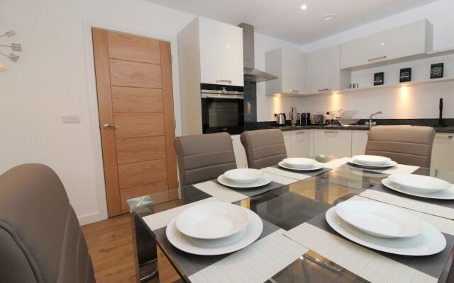 Luxury 2BR Modern Flat for 6 Near Holyrood Park