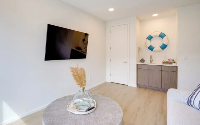 Luxe Seaside Vacation Rental: Walk Downtown!