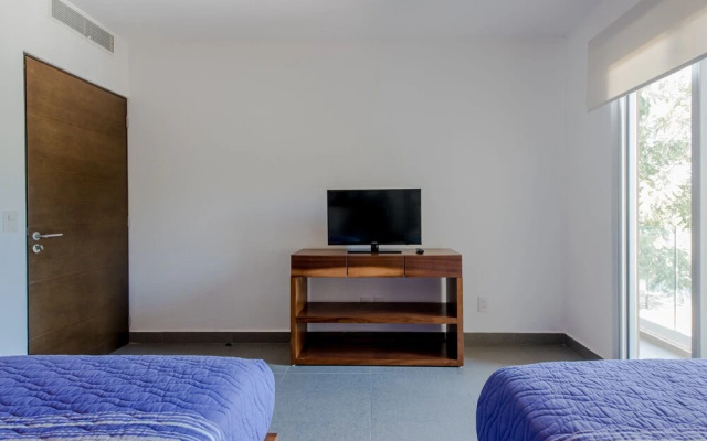 LUXURY! 4 POOLS - 2-bdr condo - GYM (V233)